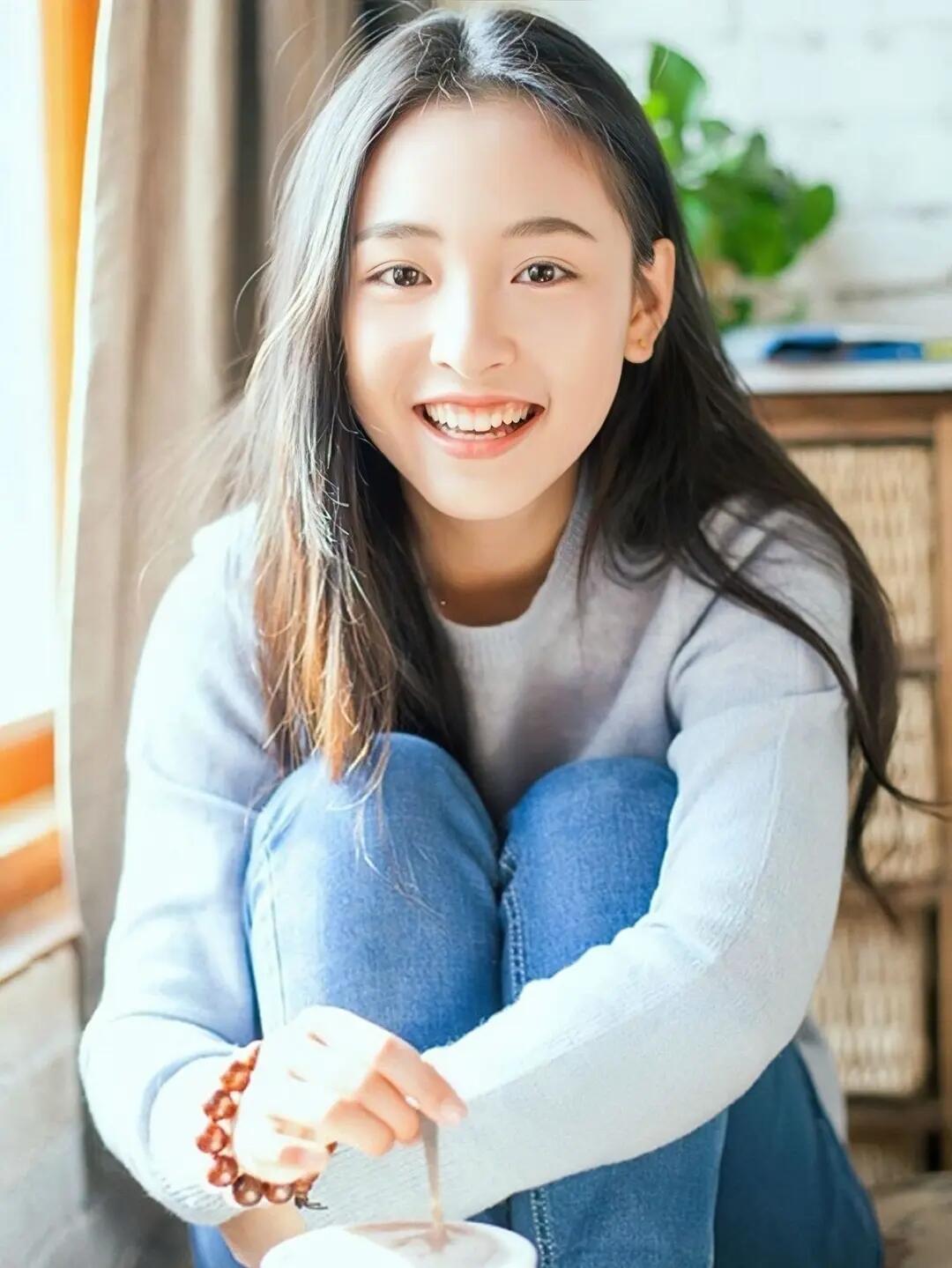 谁懂吴倩以前有多灵吴倩完全是校园女主天花板早年荧幕上的吴倩灵气扑面而来，笑容干净