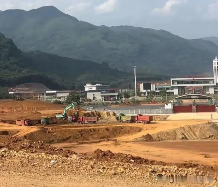 缅北清水河新口岸力即将开启！

新边境口岸使用后，旧的边境口岸也在继续使用。新的