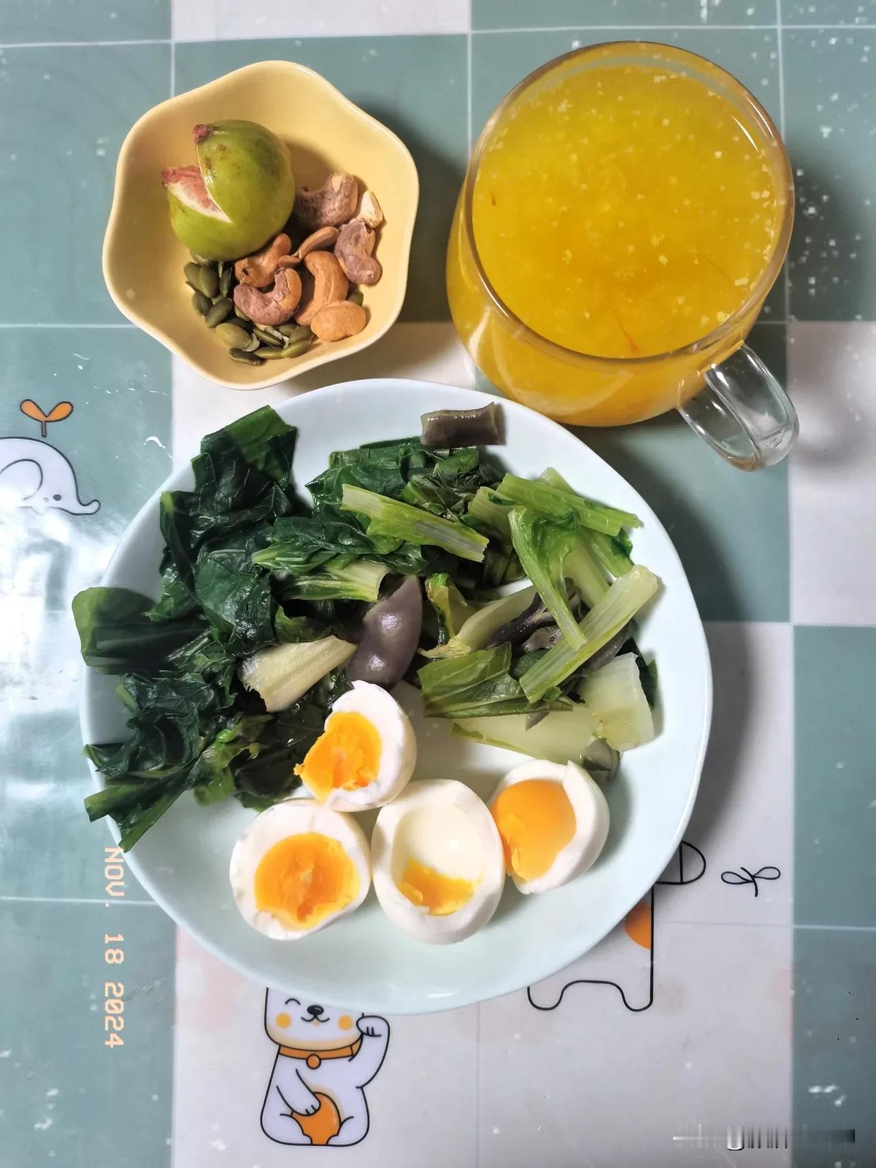 冬日绵绵之中年女性减脂早餐日记
主食：小麦胚芽
蛋白质：鸡蛋
蔬菜坚果：豆角、黄