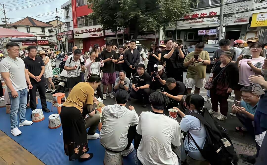 雷军吃热干面被指模仿黄仁勋其实武汉本地人都是这样吃饭的，雷总一个仙桃人又是在武汉