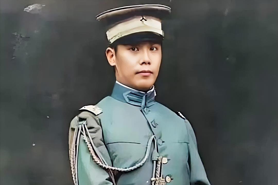 1948年，70岁穷困潦倒的袁克定流落街头，却遇到了曾经的老仆人，仆人每天上街帮