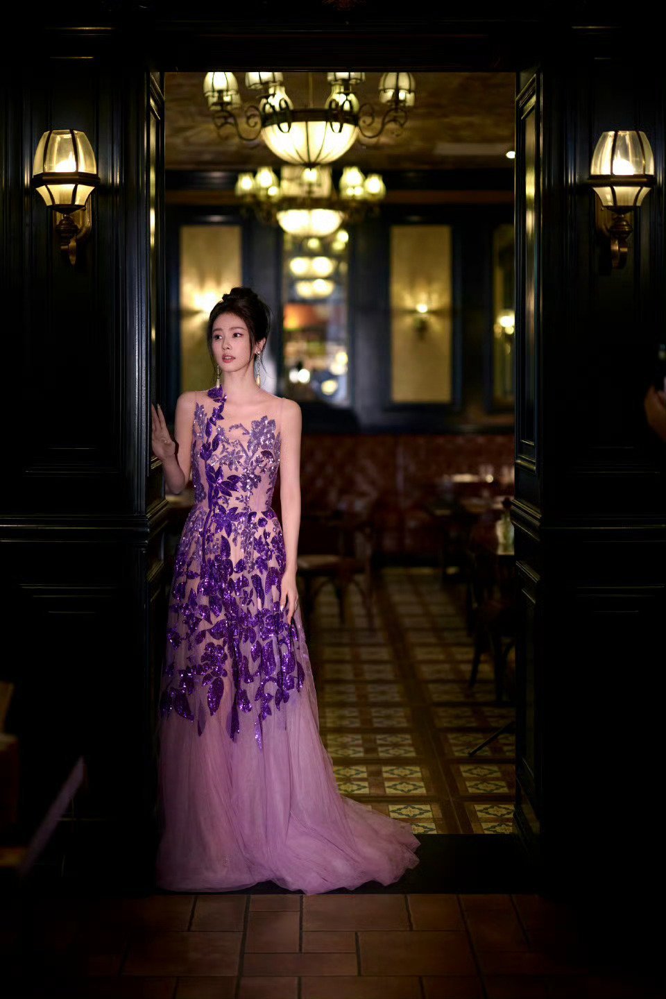 白鹿这裙子单看有点土，不过幸好她的脸是美的 ​​​