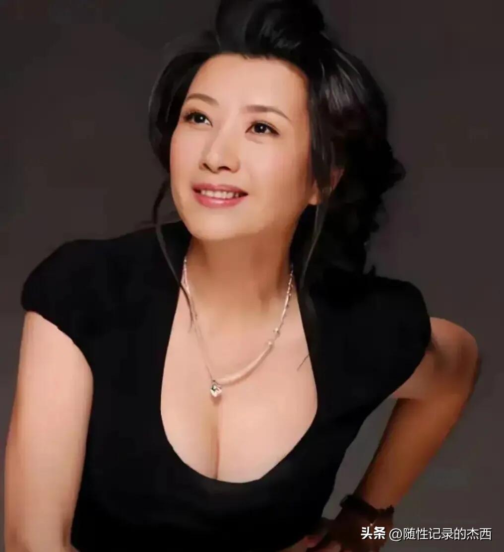 这位美女演员实在是太有魅力了，气质也淡雅如兰，真可谓内外兼修，温婉如玉，而且她的