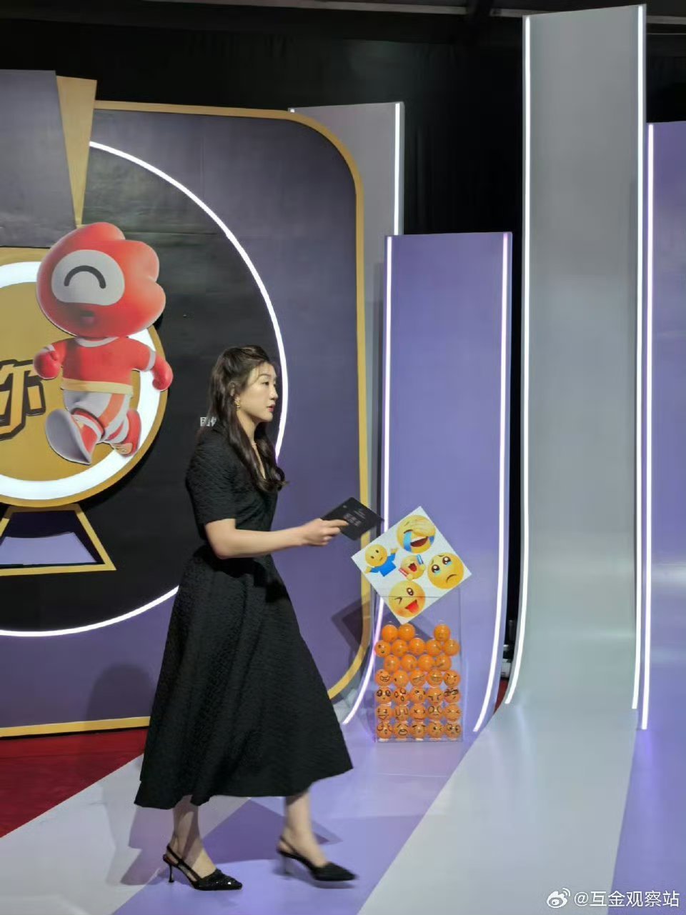 好看的皮囊千篇一律，有趣的灵魂万里挑一，陈梦一身黑色长裙亮相竟然之夜 