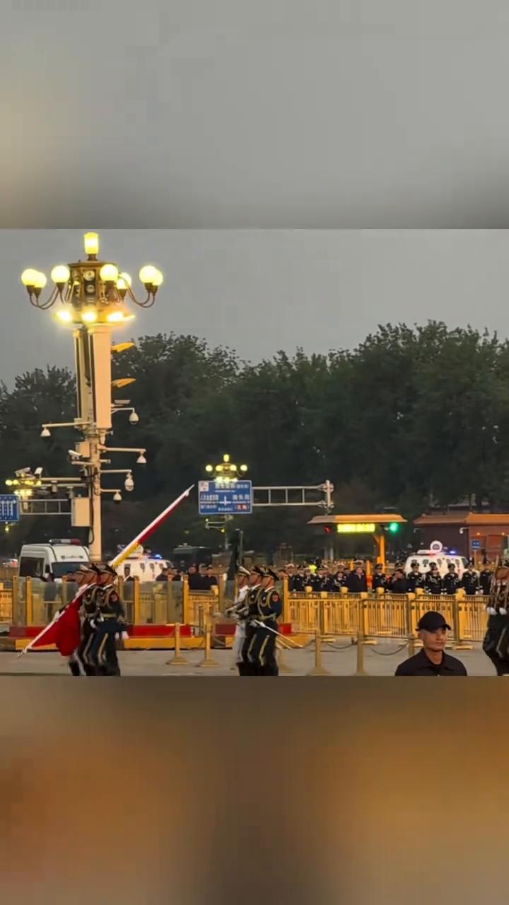 五一节北京天安门升旗现场《完整版》。
祝福伟大祖国繁荣昌盛。