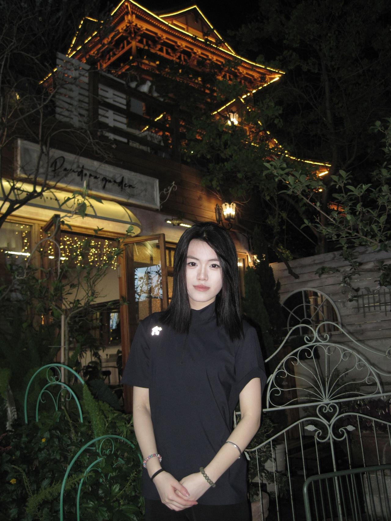 偶遇古镇，小姐姐的打卡照。越夜越迷人 夜景穿搭分享 夏夜ootd 夜晚拍照才有感