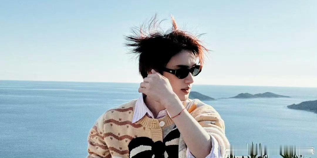 丁程鑫黑衬衫眼镜杀 下期你好星期六有丁程鑫配音 丁程鑫你好星期六造型太亮眼！黑衬