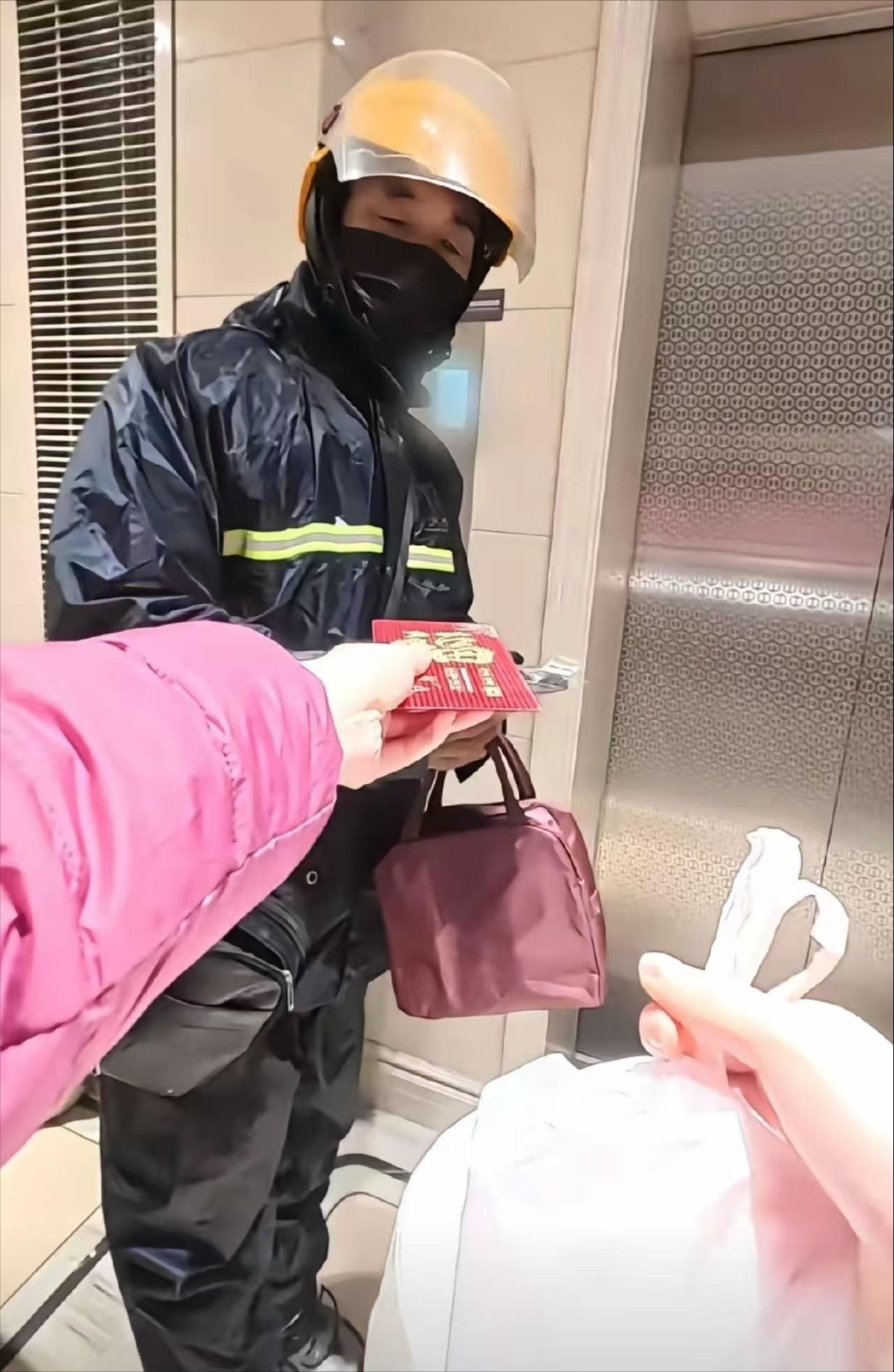 暴雪天气，外卖小哥给女子递上外卖时，女子却一把拉住他，让他先别走！外卖小哥以为餐