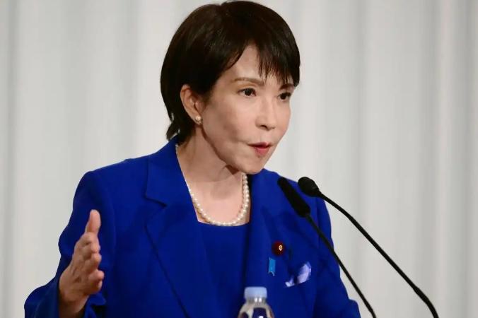 高市早苗现在害怕的很可能不是中国的武器装备，也不是中国的经济“制裁”，这个女人唯