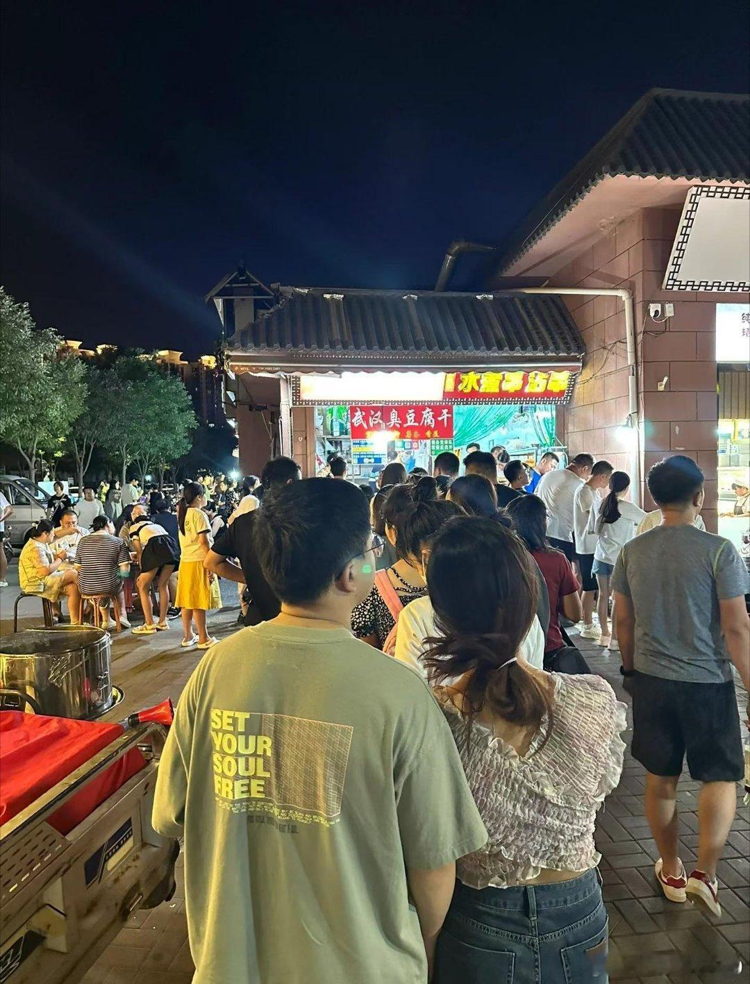 薛之谦在太原吃胖了5斤歌迷们去老军营夜市吃了吗？五一美食打卡都市里的老军营东巷小