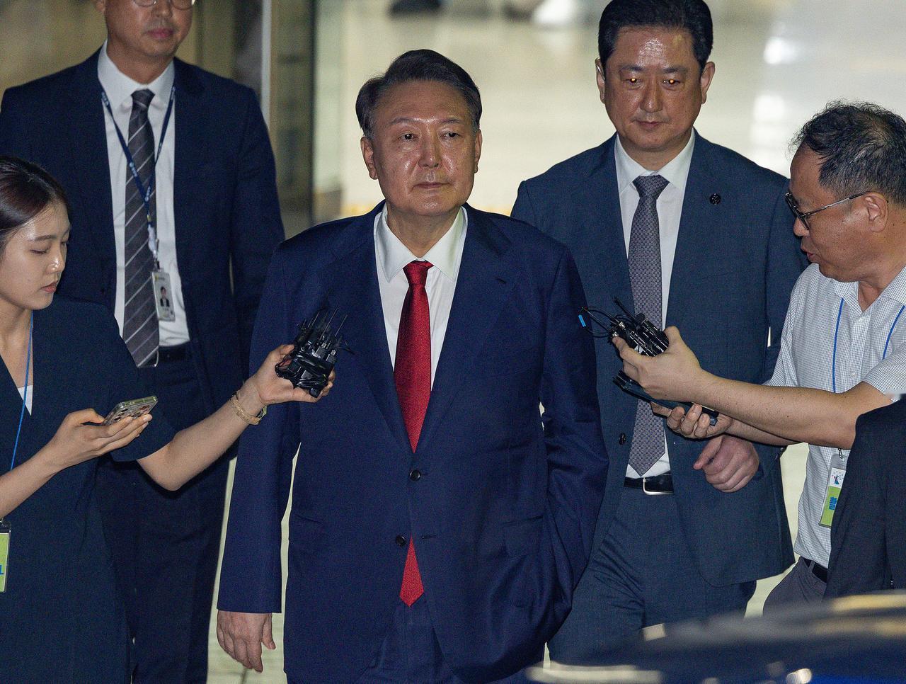 尹锡悦与金建希夫妇，将“同甘共苦”的爱情故事演绎得淋漓尽致！

8月18日，法院
