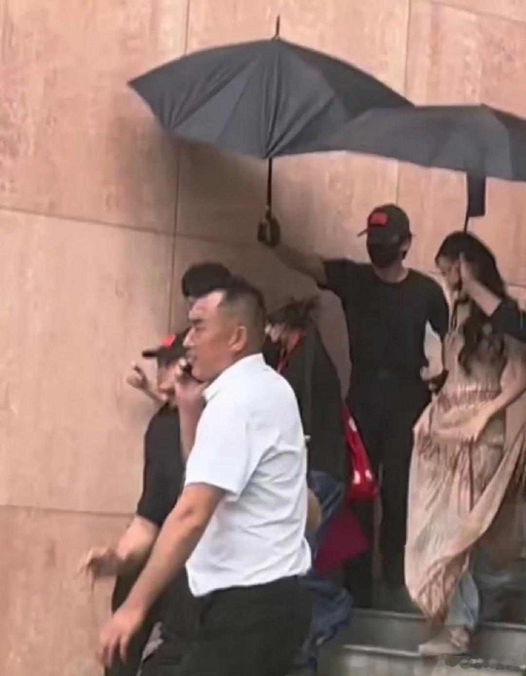 迪丽热巴裙子里面是牛仔裤谁能想到 哈哈长裙的妙！ 