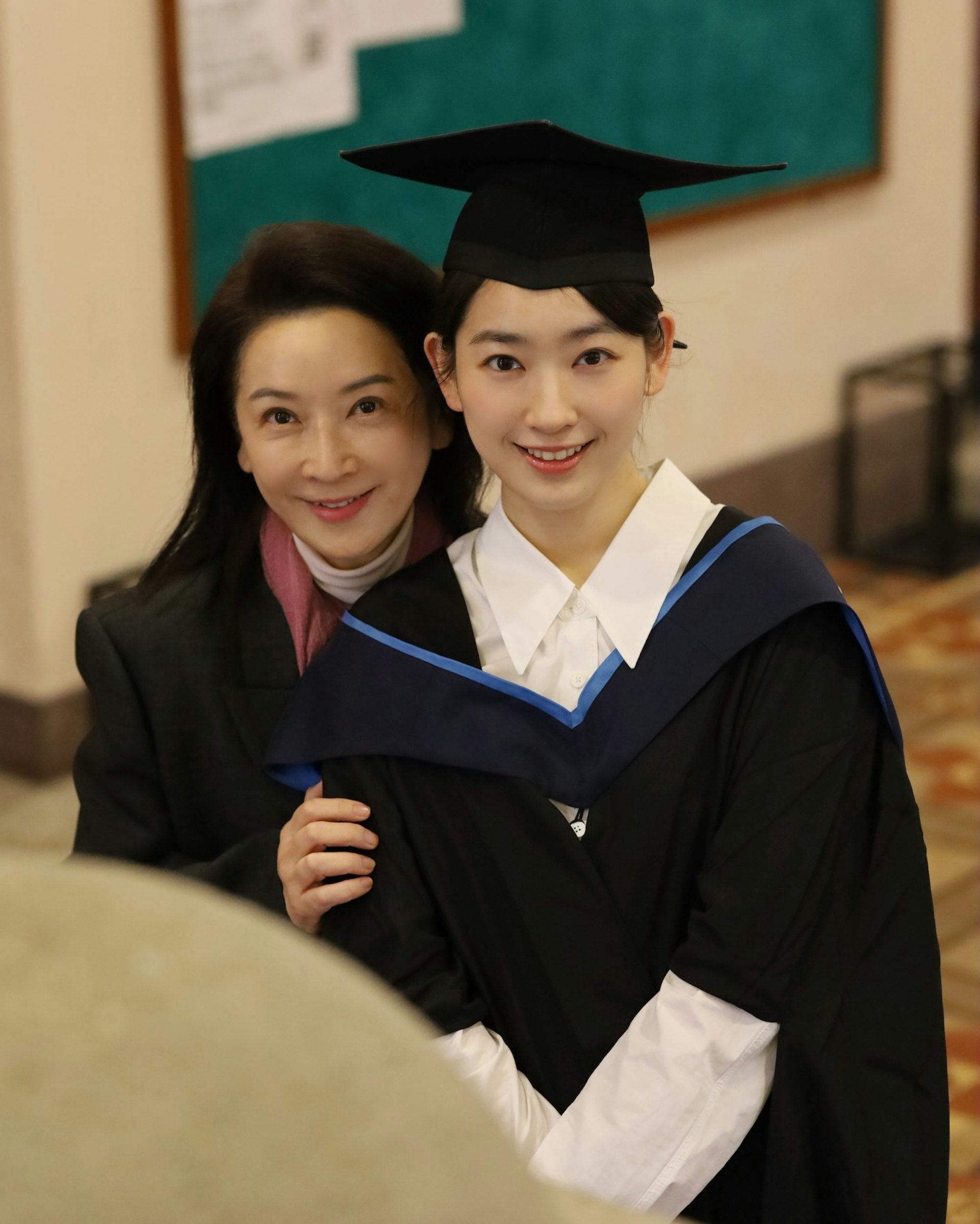 十年前，龚慈恩让女儿林恺铃签约了杜琪峰的 “银河海润演艺” 公司。在这位妈妈眼中