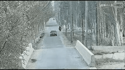 看到这段视频让人不可思议，摩托车从侧路直冲主路，继而加速超越时，刚好倒在了轿车前