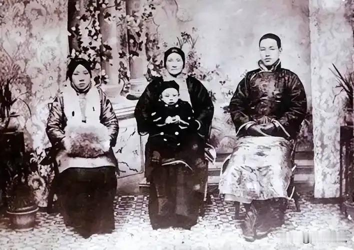1901年，14岁的蒋介石娶了19岁的大家闺秀毛福梅为妻。拜堂成亲那天，蒋介石闹