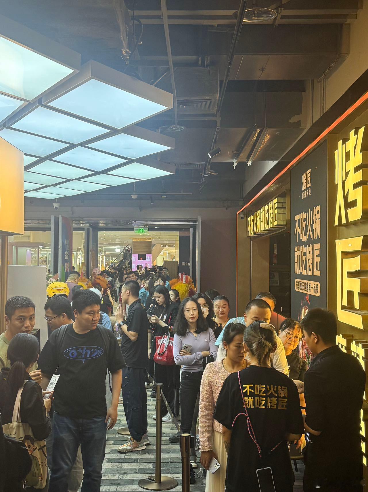 烤匠 排队烤鱼美味可口，让人回味无穷。当鲜嫩的鱼肉在高温中渐渐烤熟，散发出的香气