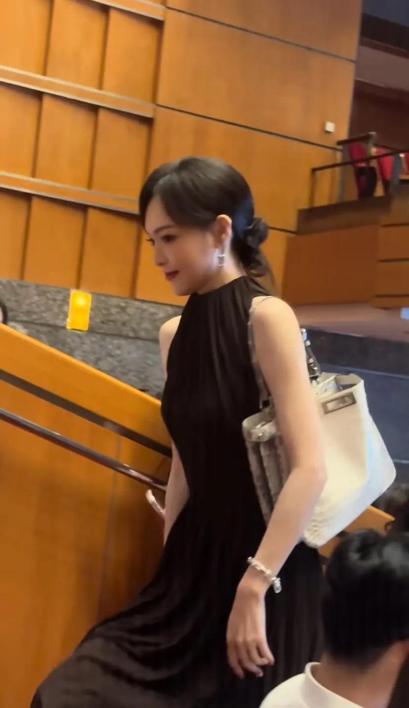 唐嫣参加女儿幼儿园的艺术节，被偶遇了好优雅好美 