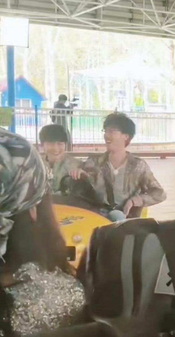 周深周传雄到底谁在开车 哇哦，看《奔跑吧》录制，周深周传雄飙车背影让我以为周深在