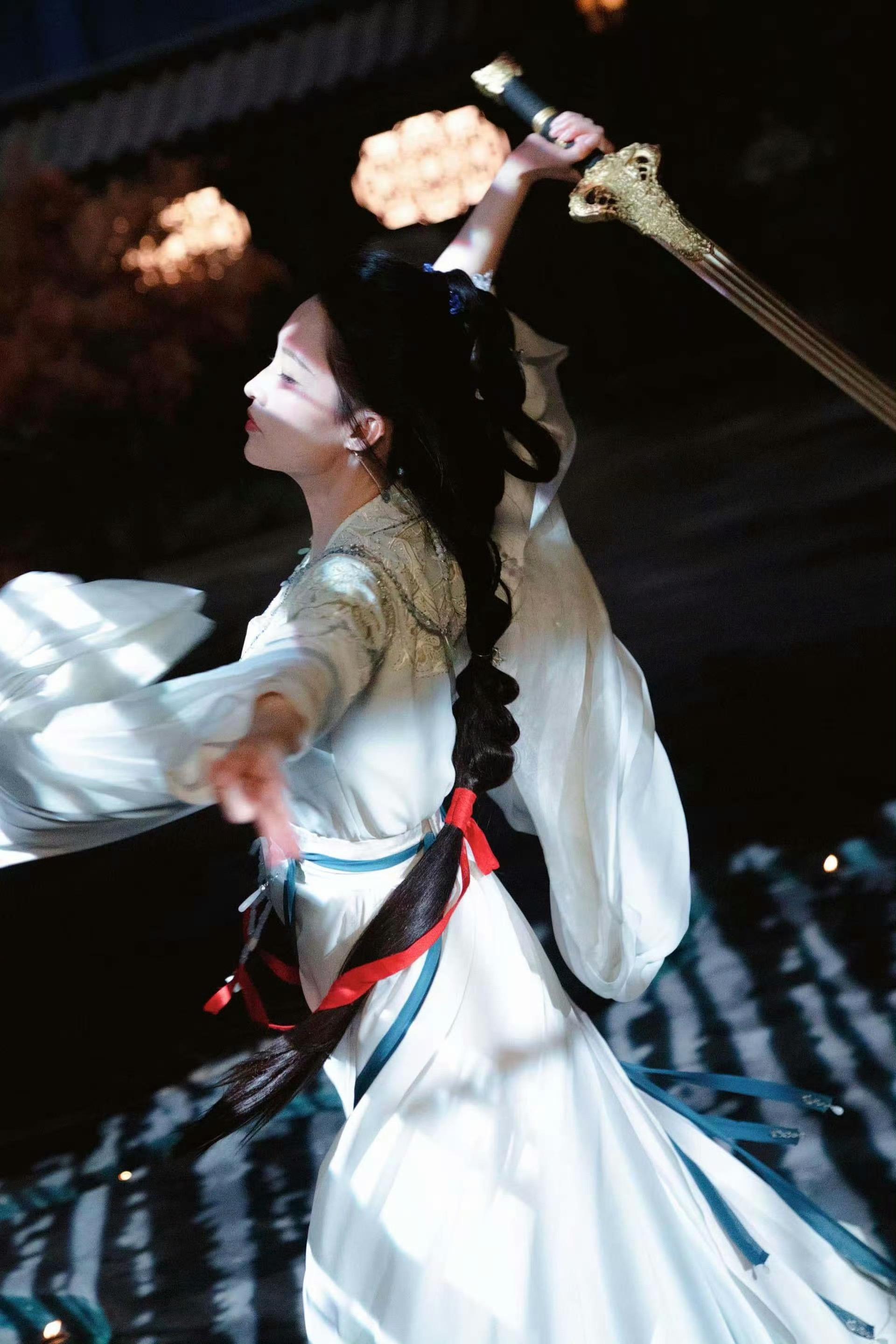 要想练就绝世武功，就要忍受常人难忍受的痛。