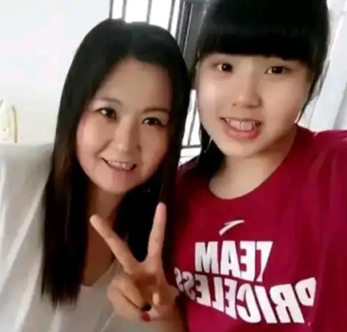 李月汝大家都熟知，但是李月汝的亲妹妹可能有些人还不知道，名字叫李月乾，今年16岁