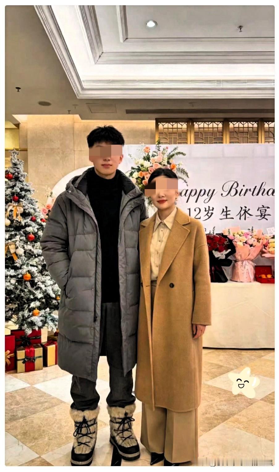 侄子是哥嫂离婚不要的孩子，姑姑把他带大。
 
182的个子，全科状元的成绩，姑姑