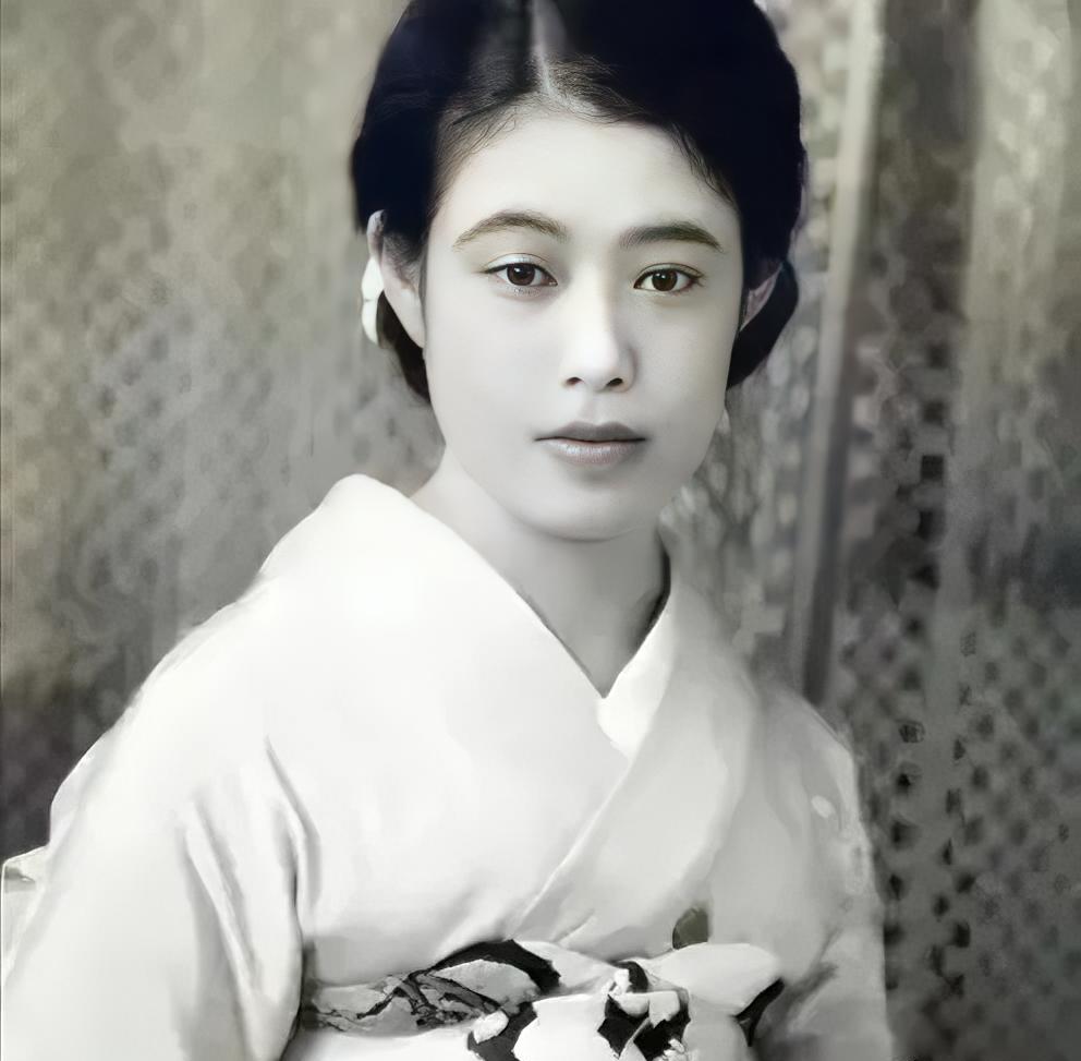 康有为在日本时，恰逢第三位姨太太怀孕，便请了16岁少女市冈鹤子当女佣。初次见面，
