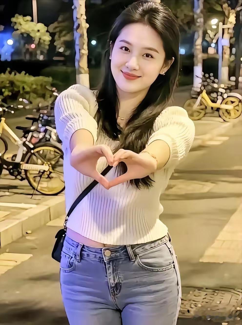还笑得这么好看。
得体就算了，
还表现得这么乖。