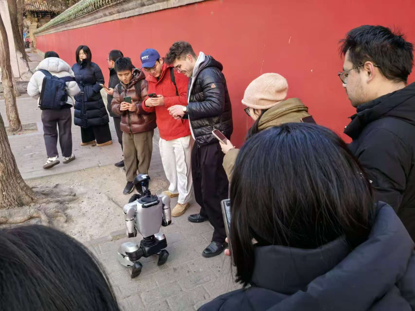 机器人也来雍和宫批发好运了雍和宫门口的机器人也太萌了！呆呆的模样戳中谁的心巴啦～
