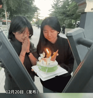 女生闭眼许生日愿的瞬间，
保安径直上前吹灭蜡烛，
把满心欢喜搅得稀碎，
这哪是履