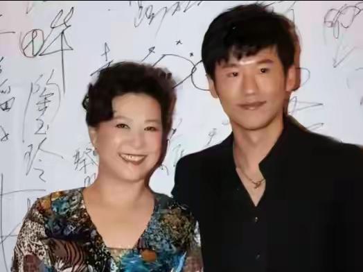 王馥荔和王骁这对母子演员，真的太让人喜欢了！4月27日华表奖上，他们罕见同框。7