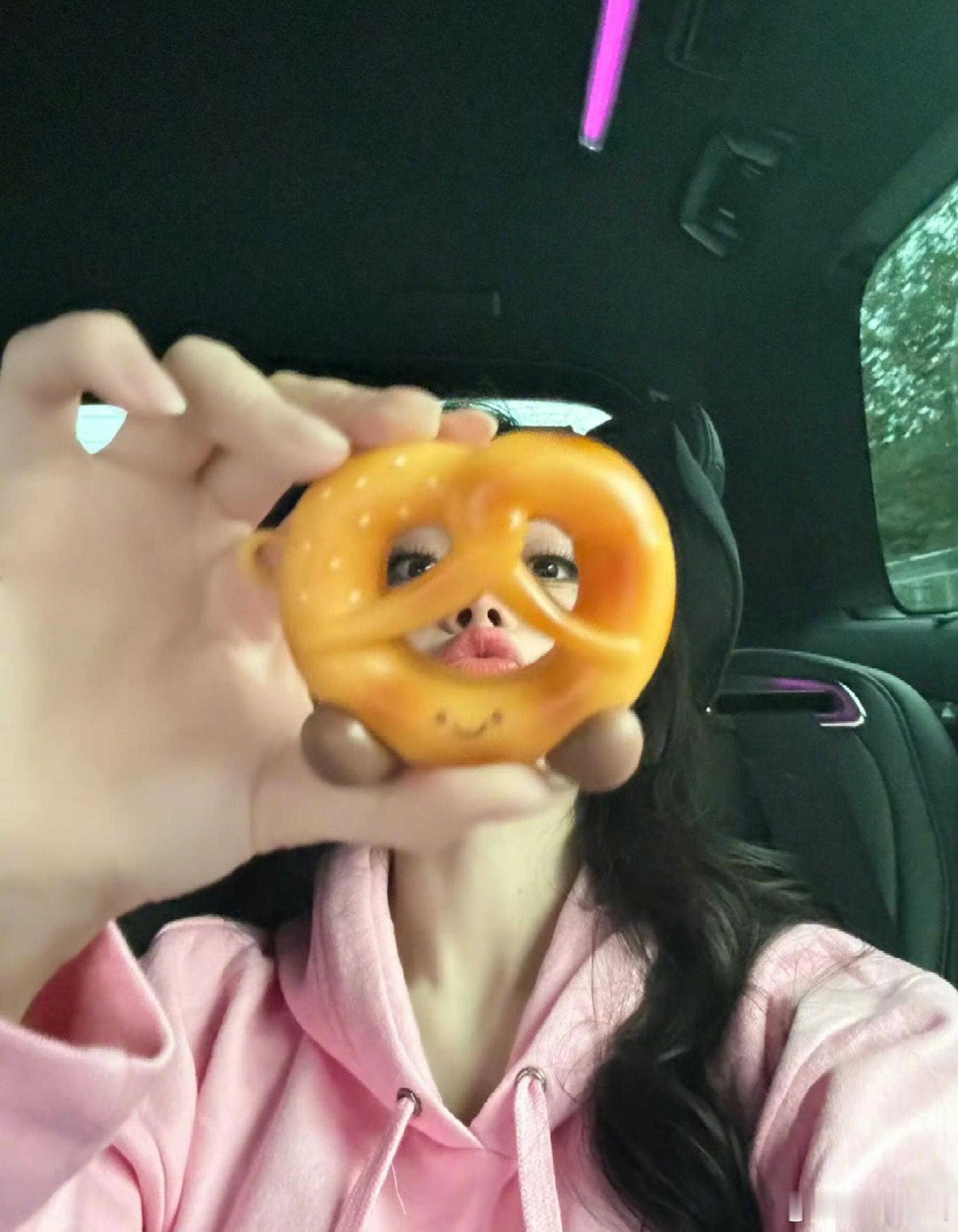 迪丽热巴今天cos碱水结 可可爱爱的碱水结宝宝被迪丽热巴带来了快乐 