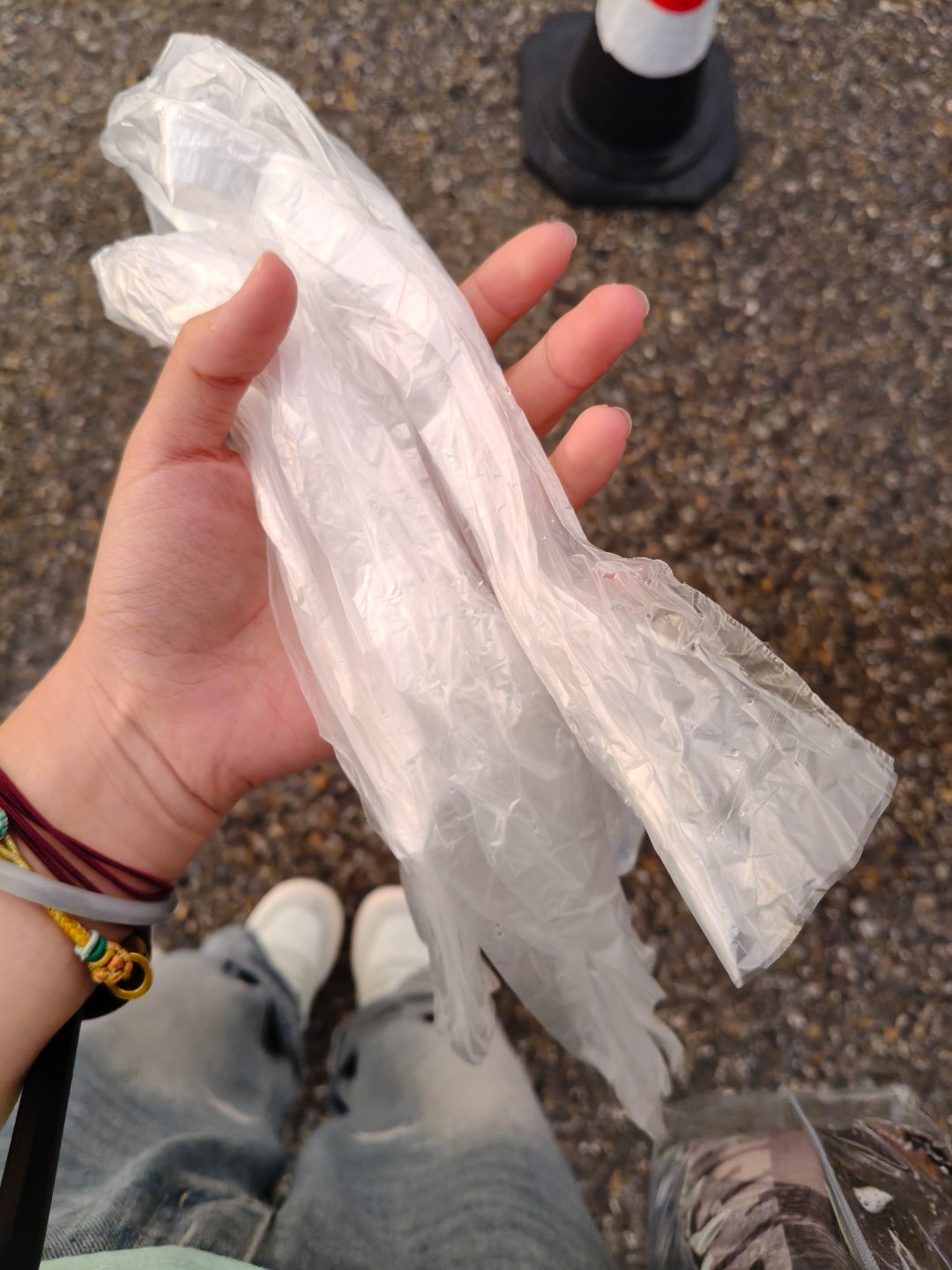 女司机真好呀，下雨还给我们鞋套 
