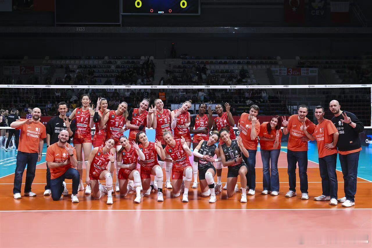 朱婷掌上明朱 一路婷你 【朱婷自己打破了自己有份创造的纪录】 科内利亚诺昨天战胜