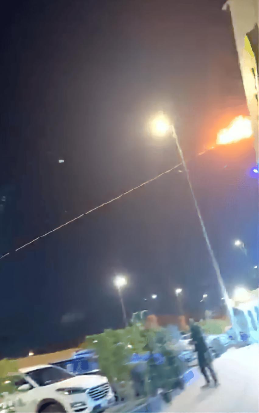 美军C-RAM在巴格达美大使馆附近击中飞行器，来袭弹丸爆炸

当地时间2026年