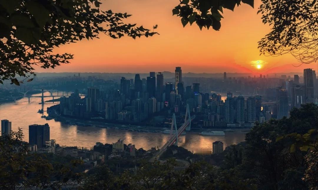 重庆气温多变对旅游体验的影响十分显著。出行前游客往往难以仅凭日常预判穿搭，时而闷