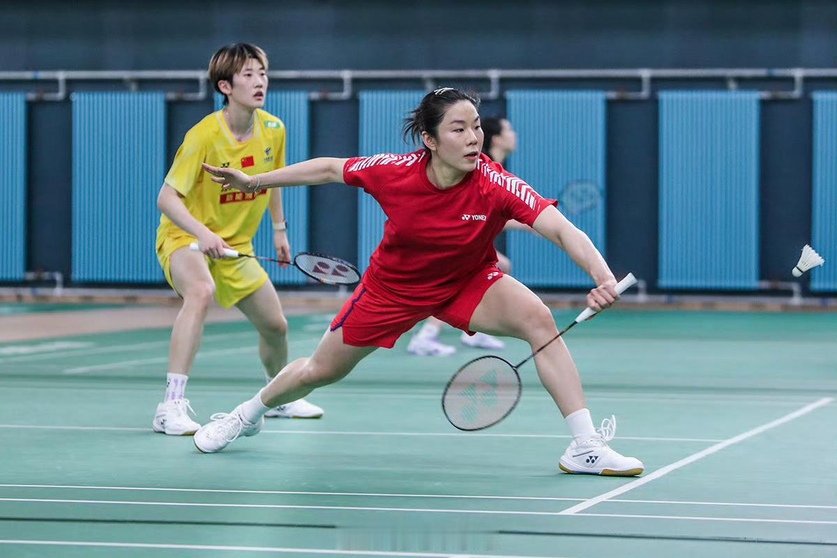 贾一凡穿的是新赛服，好看的，新赛季终于不是玫红色