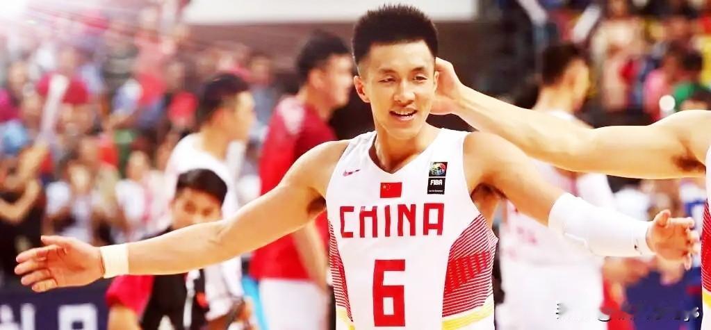 郭艾伦的13号和6号球衣都承载着无数回忆。他脚踩风火轮，手握乾坤锤，闪电突破上篮