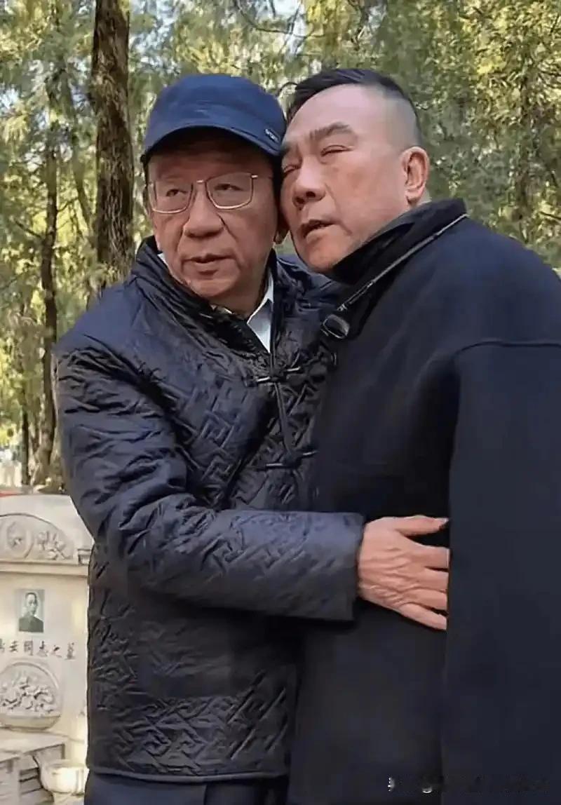 侯耀华称，杨少华叔叔去世后，他那几个儿子简直没了家教。老大加入了最大的相声团体，
