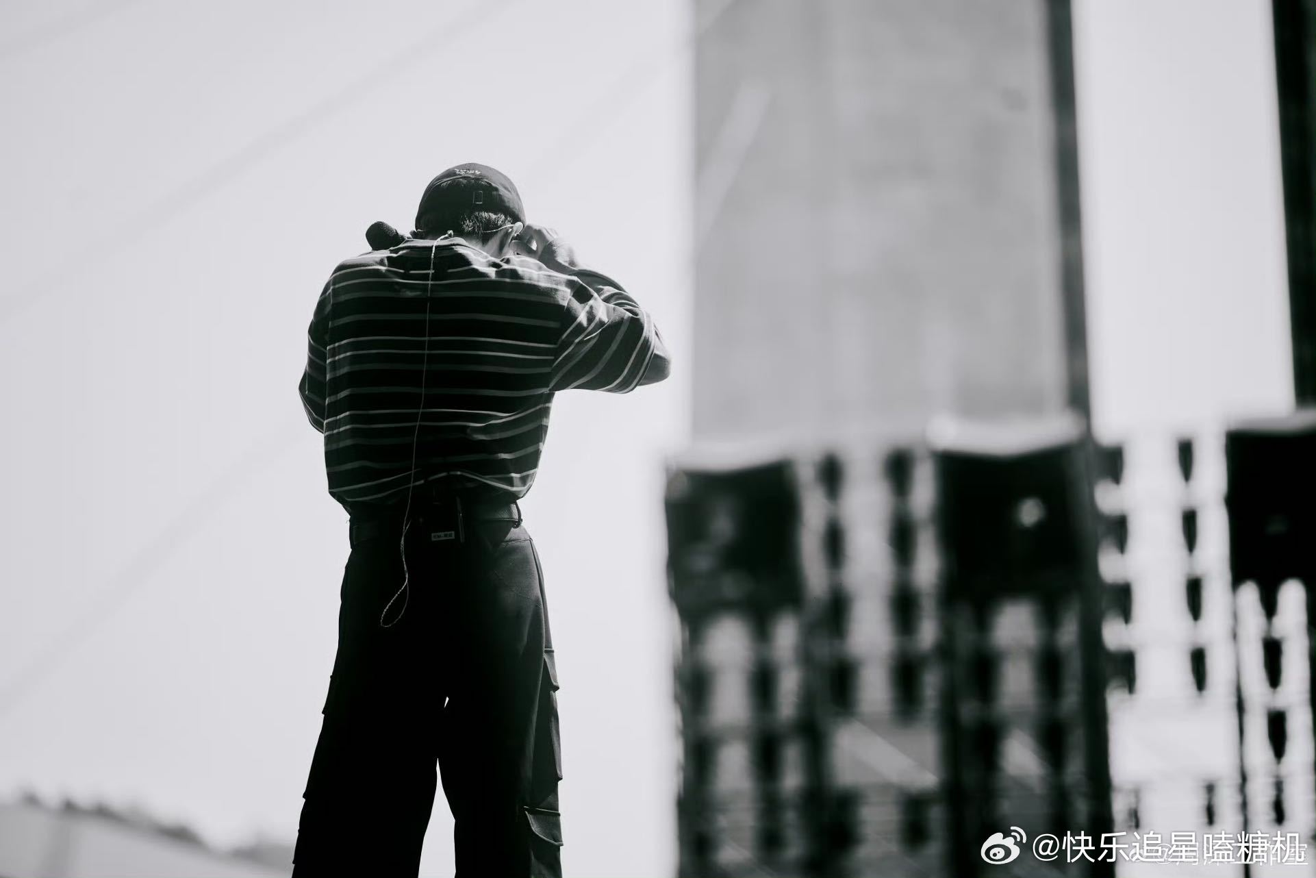 周深巅峰之夜舞台 QQ音乐超级巅峰之夜，周深深情开唱《怜悯》《璀璨冒险人》《小美