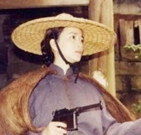 1937年，土匪黄八妹孤身求见上海土皇帝杜月笙，并说自己想要一批枪，要打鬼子，杜