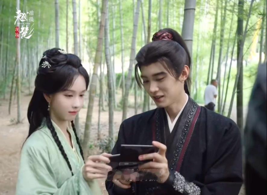 然后我发现他两一起莫名其妙有种淡淡的幽默感 随时在小品上线 