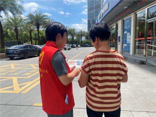 近日，平安普惠福建分公司在漳州市融信金融中心广场开展了一场别开生面的“平安守护者