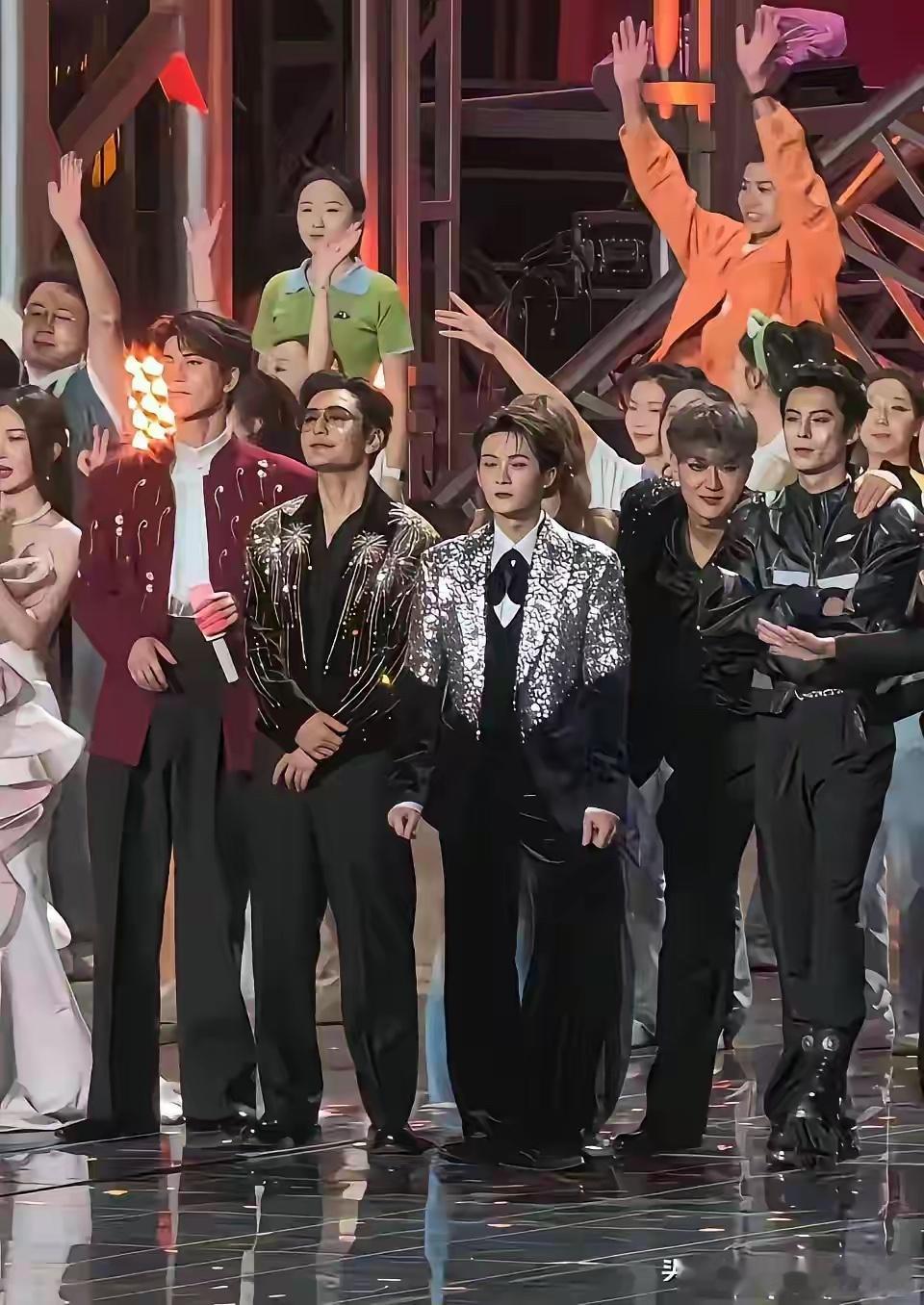 原来男神现实中这么矮，身型瘦小，瞬间被两位的高个子帅哥们给秒了下去，你能认出来站