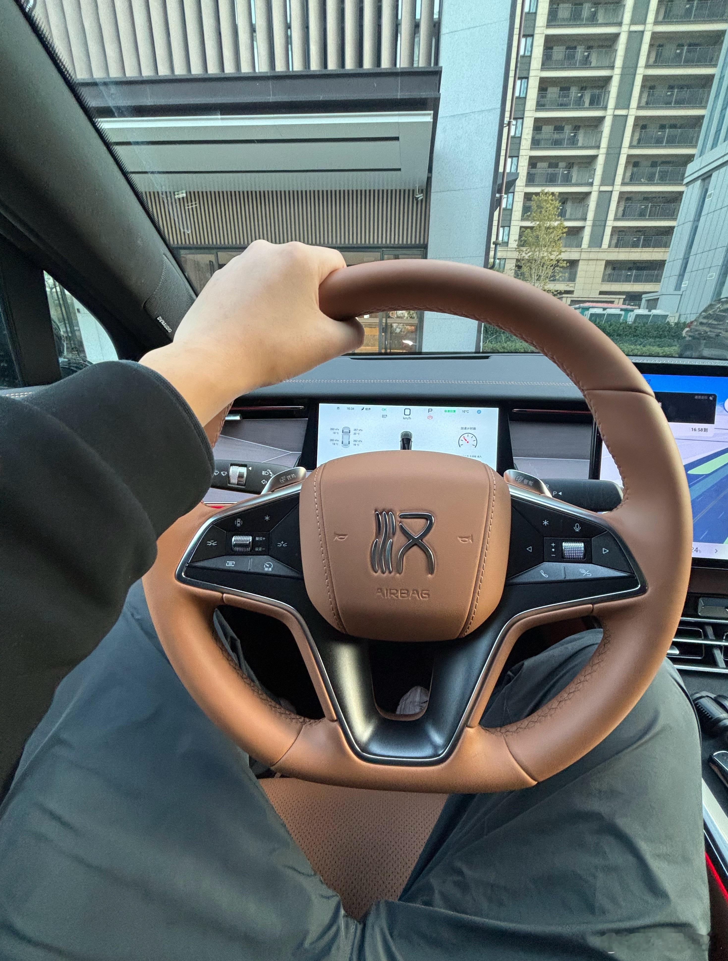 试了试这辆汉L EV的天神之眼B，表现得确实很丝滑，等我后续的试驾分享吧。[do