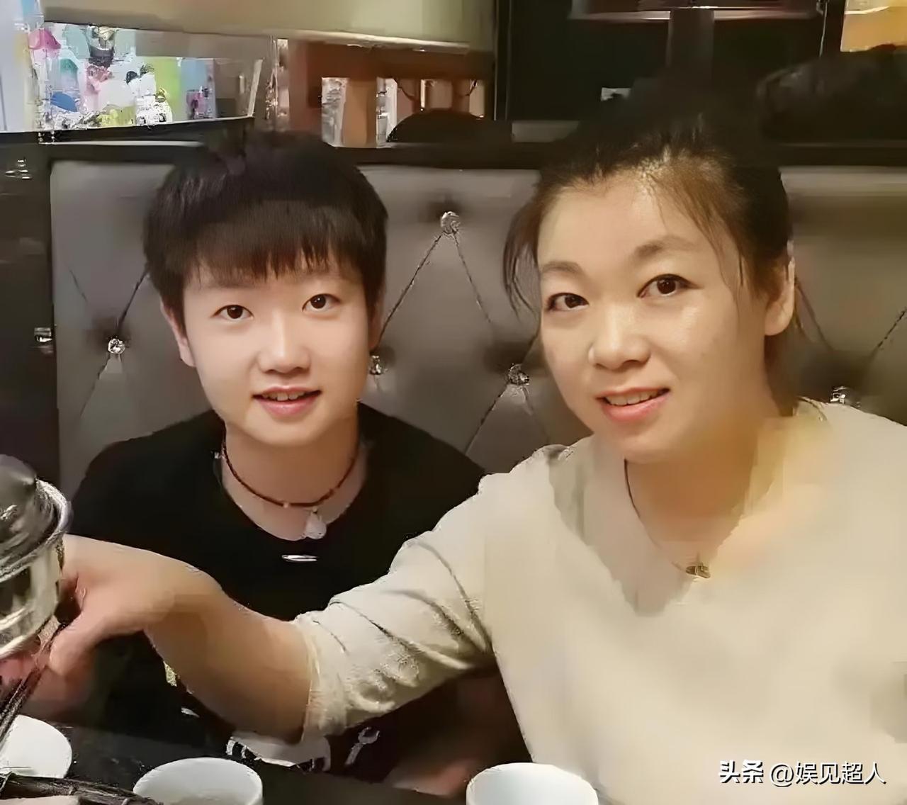 高君敏，最沉得住气的妈妈！很多人看孙颖莎站上赛场拿世界冠军，商业代言接到手软，全