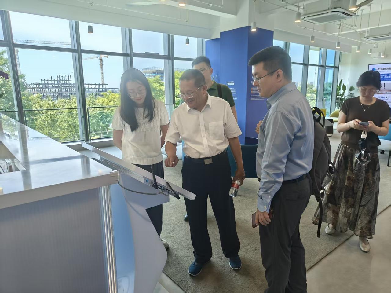 在金砖特殊经济区中国合作中心调研