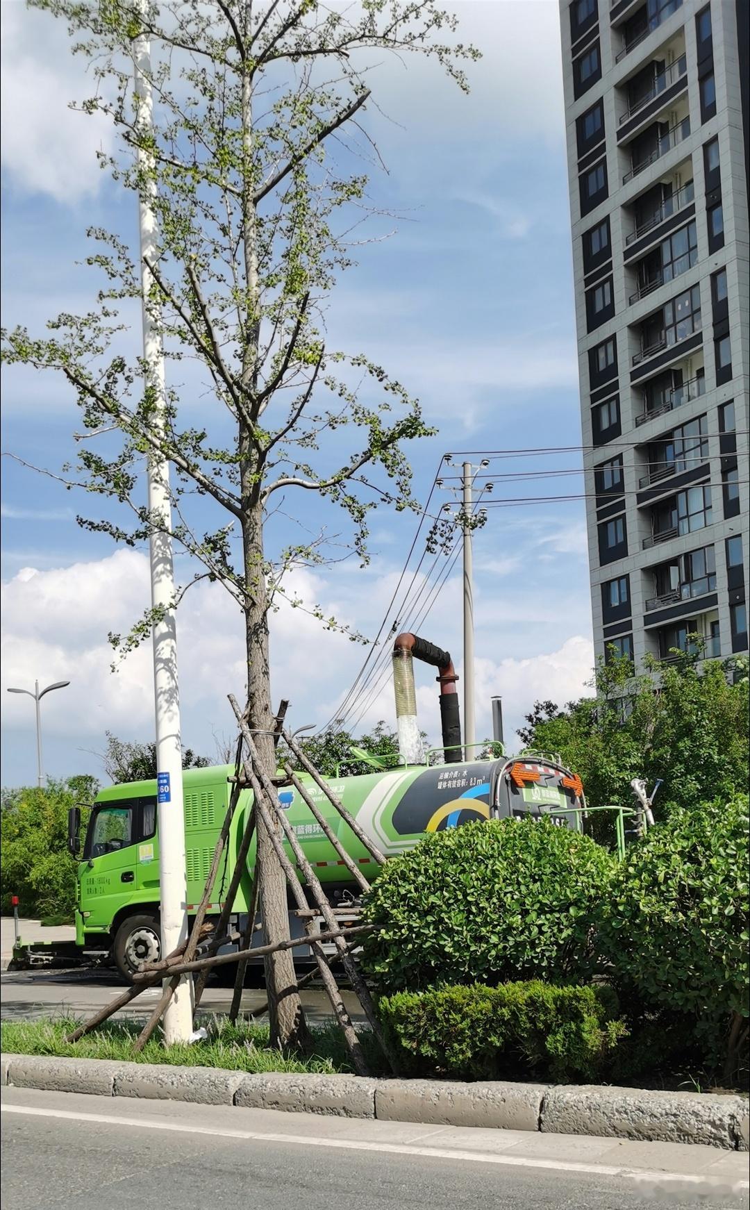 原来街头的洒水车都是这么灌水的！ ​​​