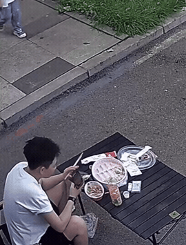 家人们谁懂啊！这到底是养了个狗还是供了个爷？不给吃，它竟然还掀桌子了！