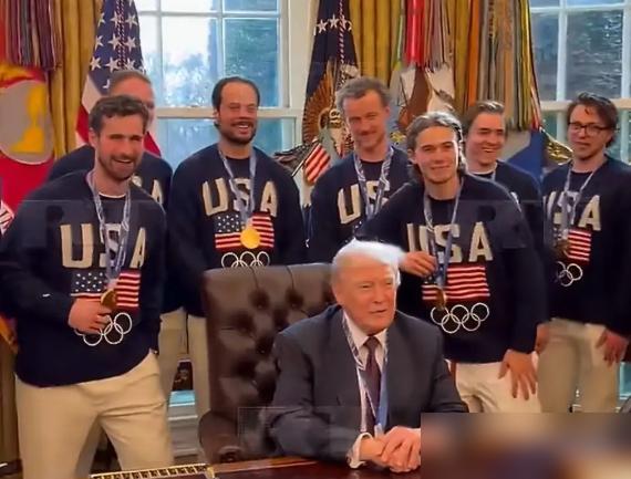 特朗普亲自在白宫接见46年来的冬奥冰球冠军队，结果餐桌上却堆满了“麦当劳汉堡”！