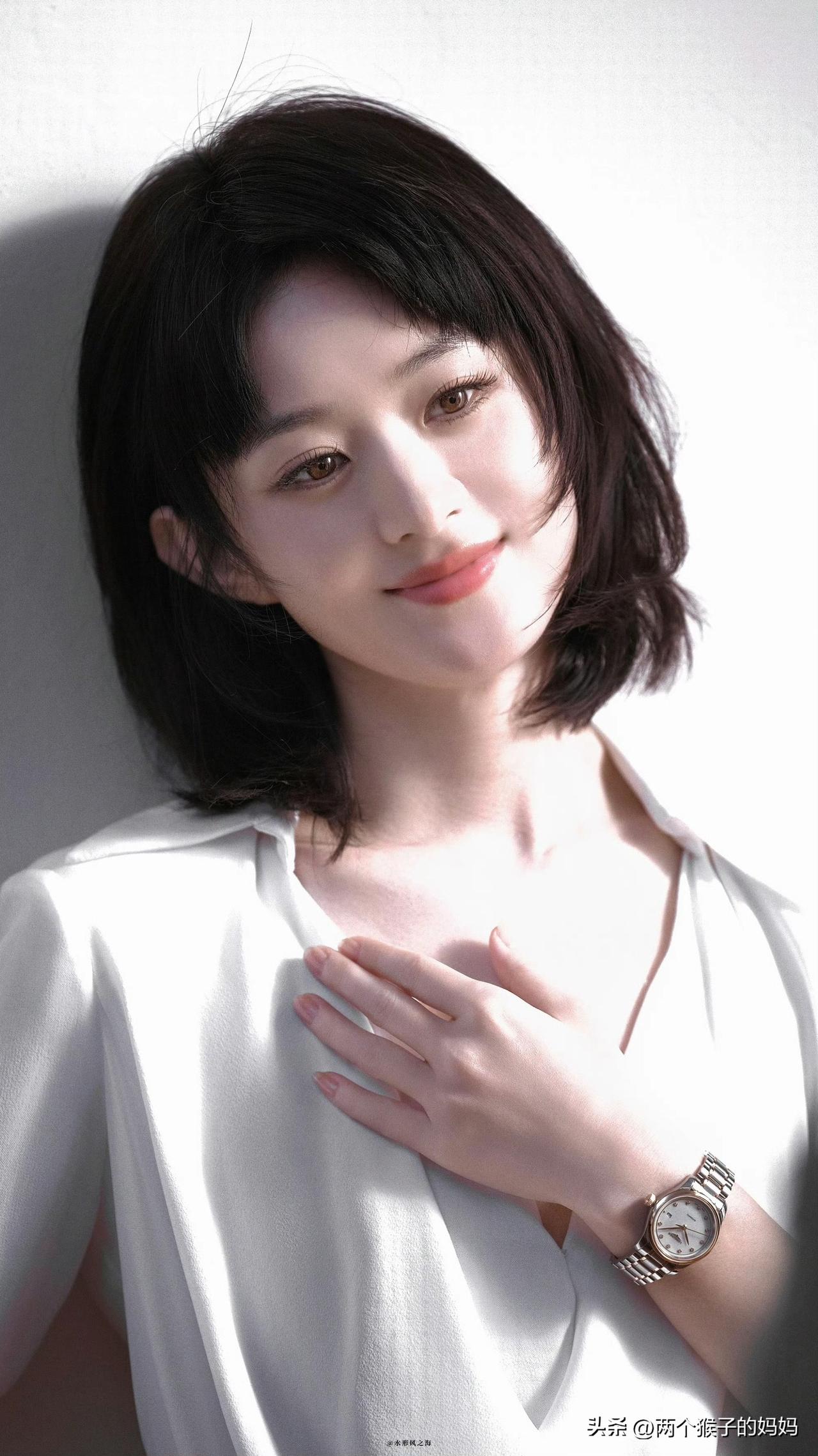 演员赵丽颖的一组照片，甜美如花，漂亮迷人👍